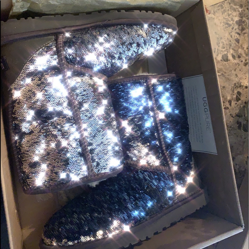 UGG sequin reversible. WORN ONCE.